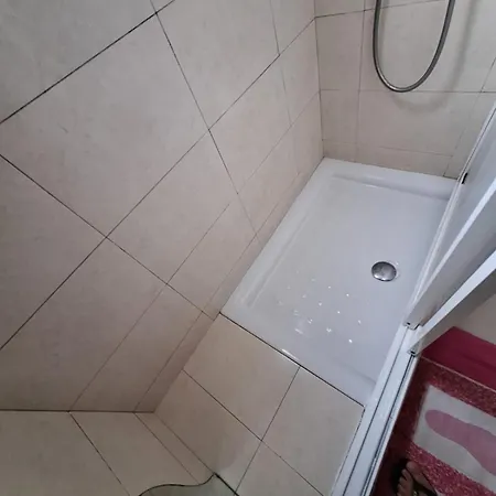 Barato Privativo Com Casa De Banho E Areas Comuns Partilhada Com Outros * Lisboa